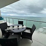 Amplios Aptos de Lujo Frente a la Playa a 5 Minutos del Centro y del Aeropuerto, en Edificio con Piscina, Jacuzzi, Sauna, Gimnasio, Turco y Seguridad las 24 hs.