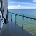 Amplios Aptos De Lujo Frente A La Playa A 5 Minutos Del Centro Y Del Aeropuerto, En Edificio Con Piscina, Jacuzzi, Sauna, Gimnasio, Turco Y Seguridad Las 24 Hs.