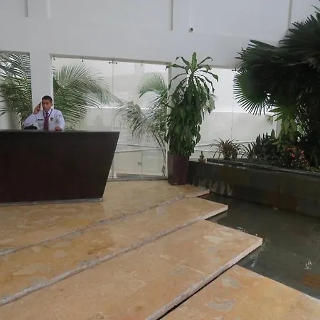 Amplios Aptos De Lujo Frente A La Playa A 5 Minutos Del Centro Y Del Aeropuerto, En Edificio Con Piscina, Jacuzzi, Sauna, Gimnasio, Turco Y Seguridad Las 24 Hs. *